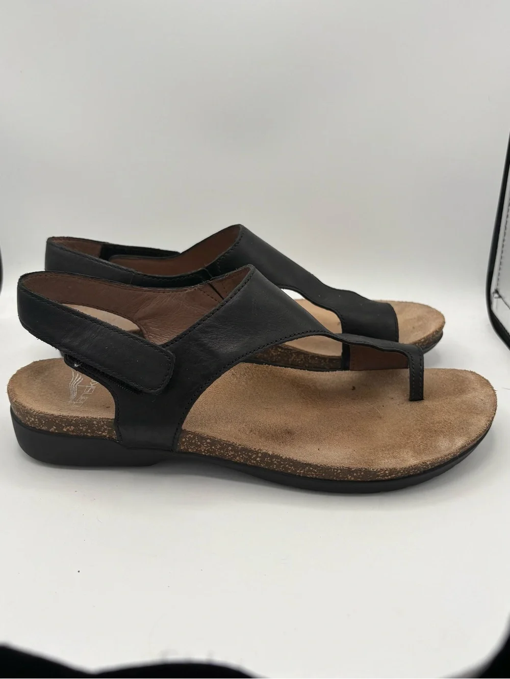 Dansko Reece Sandal Womens Size 8.5 Black Leather Thong Wedge Sandals Comfort